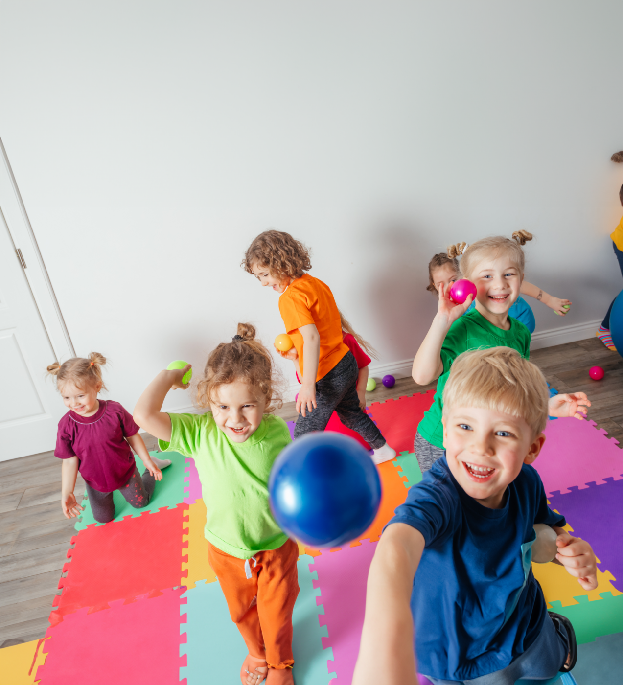 Enfants heureux avec balles retouchee 1 - Don Du Souffle